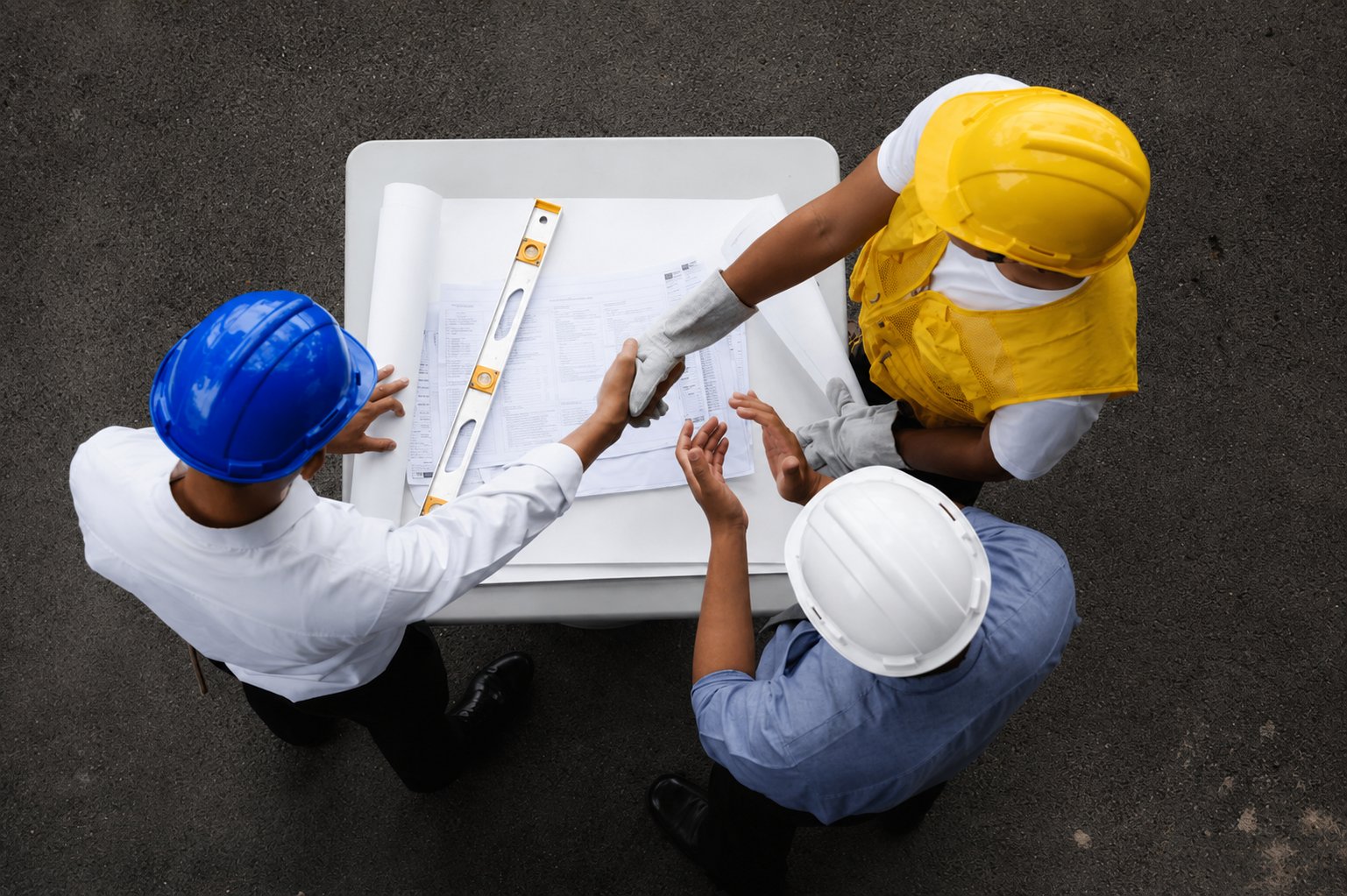 Equipo de SAB GeoConsulting sellando un acuerdo de trabajo en terreno